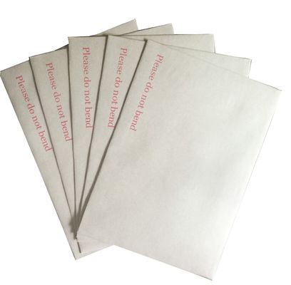 Expédition courrier express C4 enveloppes en carton gris avec papier kraft brun