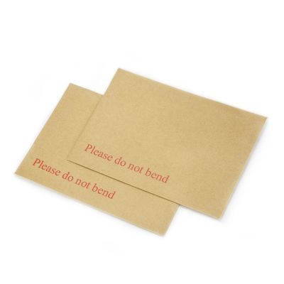 Expédition courrier express C4 enveloppes en carton gris avec papier kraft brun