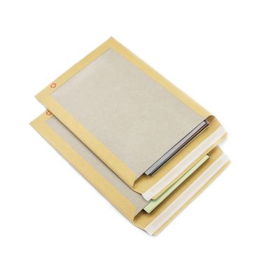 Expédition courrier express C4 enveloppes en carton gris avec papier kraft brun