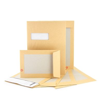Expédition courrier express C4 enveloppes en carton gris avec papier kraft brun