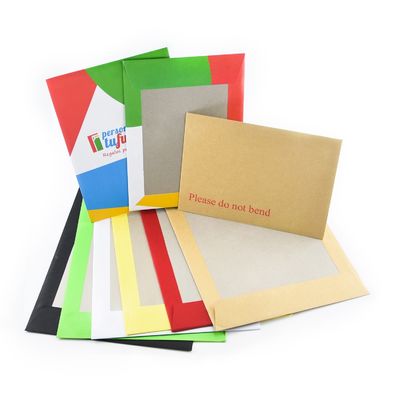 Promotion Enveloppes en carton gris avec un logo personnalisé et du papier kraft