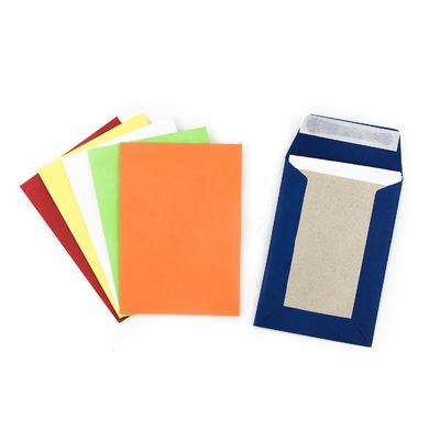 Promotion Enveloppes en carton gris avec un logo personnalisé et du papier kraft