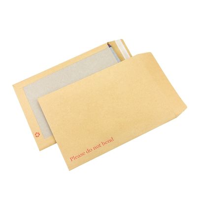 Promotion Enveloppes en carton gris avec un logo personnalisé et du papier kraft